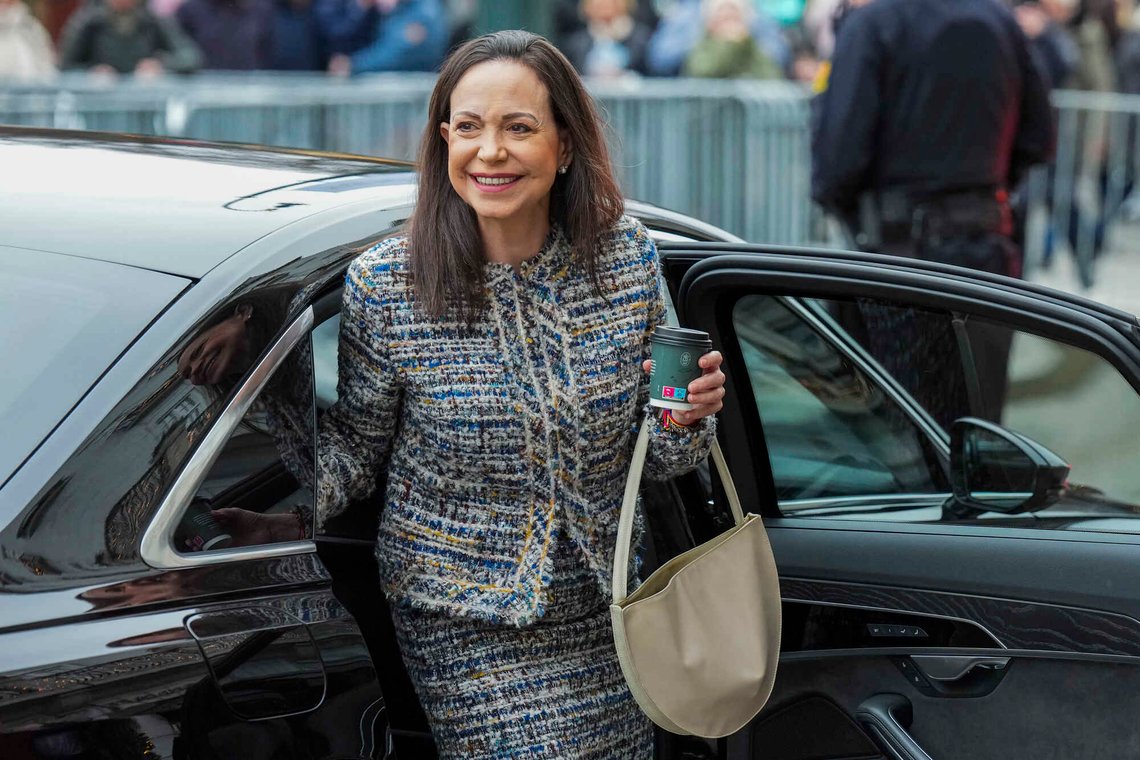 Oslo 20251212.
Fredsprisvinner María Corina Machado utenfor Grand Hotel etter at hun har vært i audiens på Slottet i Oslo.
Foto: Ole Berg-Rusten / NTB Oslo 20251212.
Fredsprisvinner María Corina Machado utenfor Grand Hotel etter at hun har vært i audiens på Slottet i Oslo.
Foto: Ole Berg-Rusten / NTB