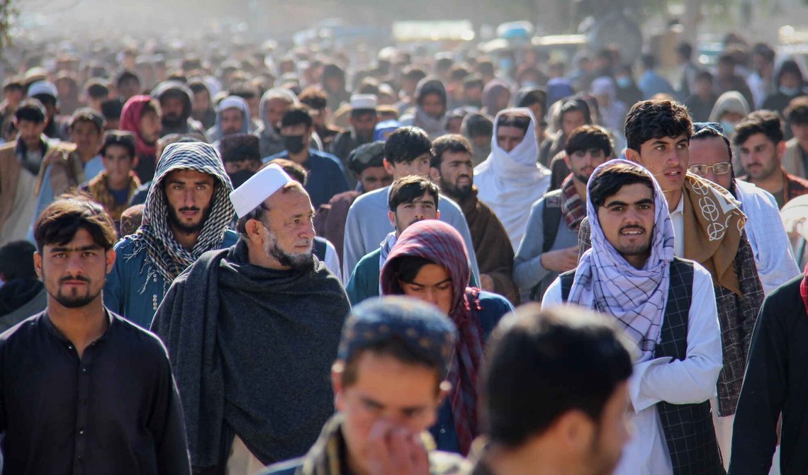 En folkemengde forlater et stadion etter å ha overvært Taliban-myndighetenes offentlige henrettelsen av en mann som ble dømt av høyesterett for å ha drept 13 medlemmer av en familie, også barn, i Khost øst i Afghanistan, den 2. desember 2025. Foto: Saifullah Zahir / AP / NTB. En folkemengde forlater et stadion etter å ha overvært Taliban-myndighetenes offentlige henrettelsen av en mann som ble dømt av høyesterett for å ha drept 13 medlemmer av en familie, også barn, i Khost øst i Afghanistan, den 2. desember 2025. Foto: Saifullah Zahir / AP / NTB.