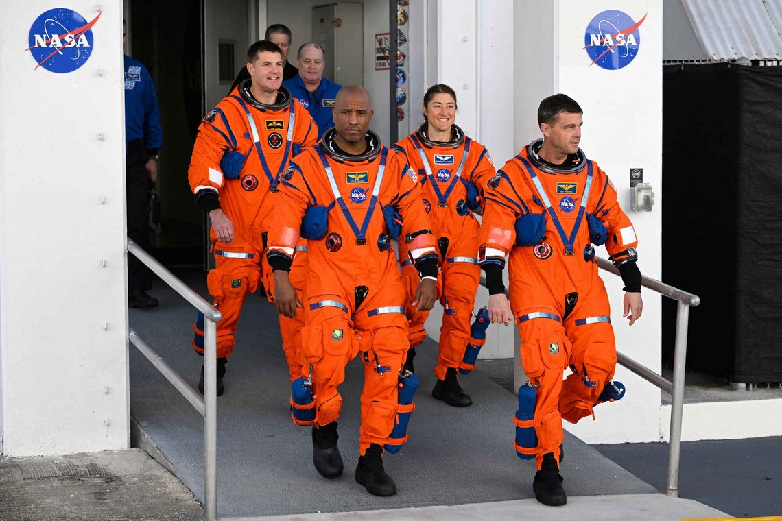 Dette er de fire astronautene som skal ta turen rundt månen, hvis alt går etter planen. Foto: AP/Phelan M. Ebenhack/NTB Dette er de fire astronautene som skal ta turen rundt månen, hvis alt går etter planen. Foto: AP/Phelan M. Ebenhack/NTB