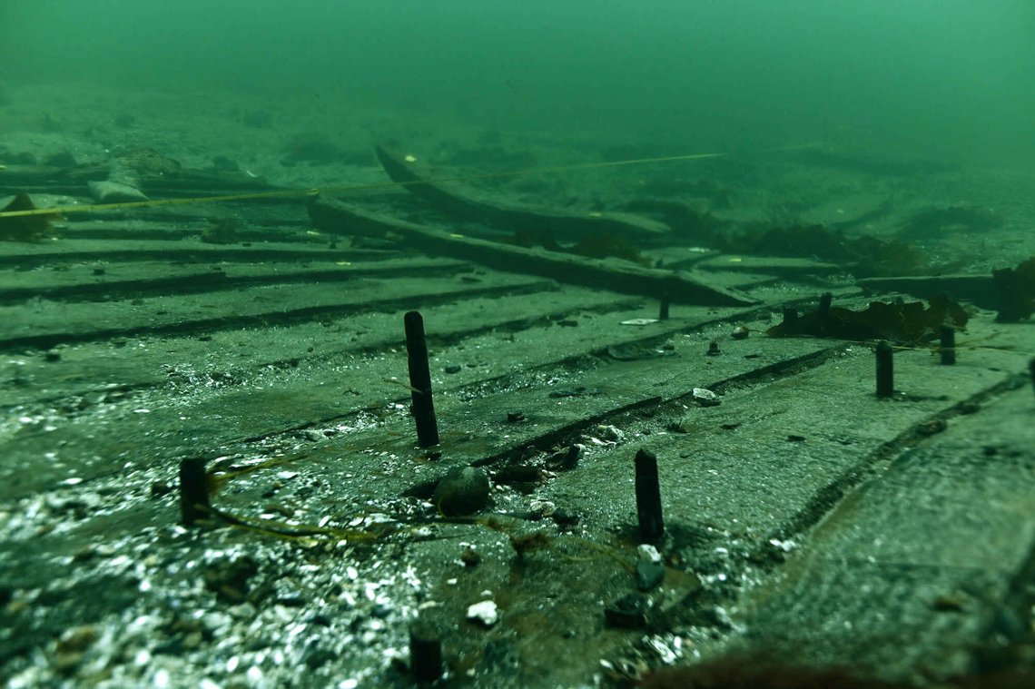 København, Danmark 20230811.
Handout. Bildet inngår i NTBs tilbud til abonnenter på nyhetsfoto. Bildet skal kun benyttes i forbindelse med angitt sak.
I 600 år har havet utenfor København holdt på en hemmelighet. Nå kan Vikingskipsmuseets marinarkeologer, sammen med DR-dokumentaren Dybets mysterium, avsløre funnet av verdens største kogge, et middelaldersk handelsskip som med sin størrelse og enestående konstruksjonsdetaljer gir ny innsikt i datidens maritime teknologi og handelsnettverk.
Foto: Vikingeskibsmuseet i København / Handout / NTB København, Danmark 20230811.
Handout. Bildet inngår i NTBs tilbud til abonnenter på nyhetsfoto. Bildet skal kun benyttes i forbindelse med angitt sak.
I 600 år har havet utenfor København holdt på en hemmelighet. Nå kan Vikingskipsmuseets marinarkeologer, sammen med DR-dokumentaren Dybets mysterium, avsløre funnet av verdens største kogge, et middelaldersk handelsskip som med sin størrelse og enestående konstruksjonsdetaljer gir ny innsikt i datidens maritime teknologi og handelsnettverk.
Foto: Vikingeskibsmuseet i København / Handout / NTB