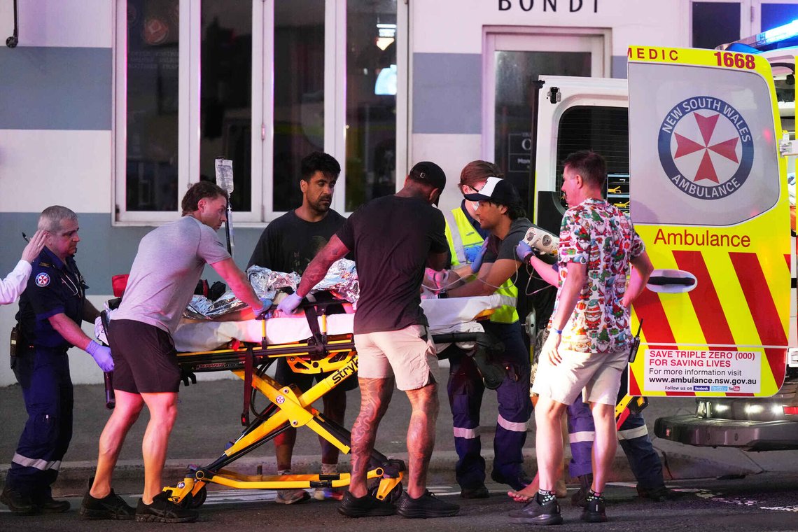 Utrykningspersonell transporterer en person på båre etter masseskytingen på Bondi Beach i Sydney den 14. desember 2025. Foto: Mark Baker / AP / NTB. Utrykningspersonell transporterer en person på båre etter masseskytingen på Bondi Beach i Sydney den 14. desember 2025. Foto: Mark Baker / AP / NTB.