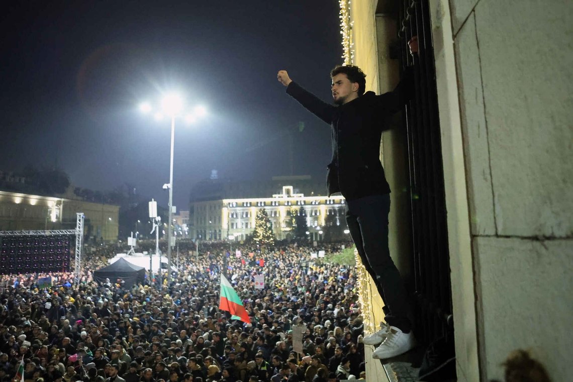 Bulgarias statsminister Rosen Zjeljazkov trekker seg etter flere uker med store protester og kort tid før nasjonalforsamlingen skulle stemme over et mistillitsforslag. Foto: AP / NTB Bulgarias statsminister Rosen Zjeljazkov trekker seg etter flere uker med store protester og kort tid før nasjonalforsamlingen skulle stemme over et mistillitsforslag. Foto: AP / NTB