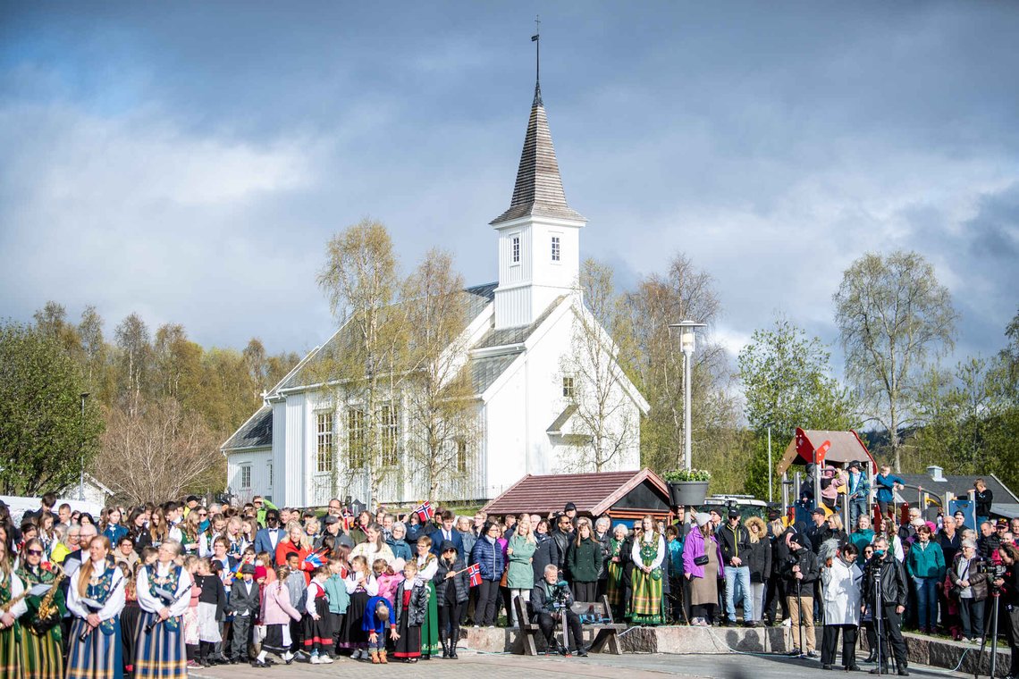 Hattfjelldal 20230605.
Kong Harald og dronning Sonja besøker Hattfjelldal kommune mandag. Kongeparet vil besøke seks kommuner under sin fylkestur i Nordland. Mye publikum hade samlats på torget foran Hattfjelldal kirke.
Foto: Annika Byrde / NTB Hattfjelldal 20230605.
Kong Harald og dronning Sonja besøker Hattfjelldal kommune mandag. Kongeparet vil besøke seks kommuner under sin fylkestur i Nordland. Mye publikum hade samlats på torget foran Hattfjelldal kirke.
Foto: Annika Byrde / NTB