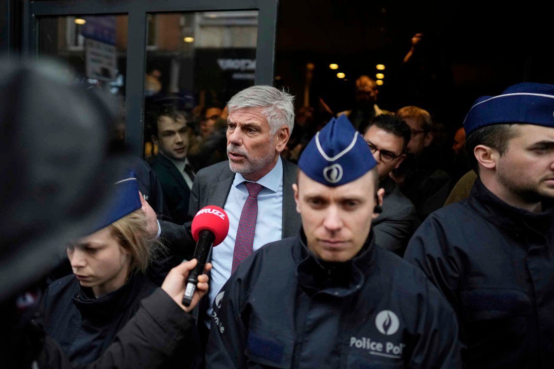 Filip Dewinter, medlem av det flamske separatistpartiet Vlaams Belang, snakker med media utenfor konferansen for nasjonal konservatisme i Brussel i april 2024. Politibeskyttelse ser ut til å være nødvendig. Foto: AP /Virginia Mayo/ NTB Filip Dewinter, medlem av det flamske separatistpartiet Vlaams Belang, snakker med media utenfor konferansen for nasjonal konservatisme i Brussel i april 2024. Politibeskyttelse ser ut til å være nødvendig. Foto: AP /Virginia Mayo/ NTB