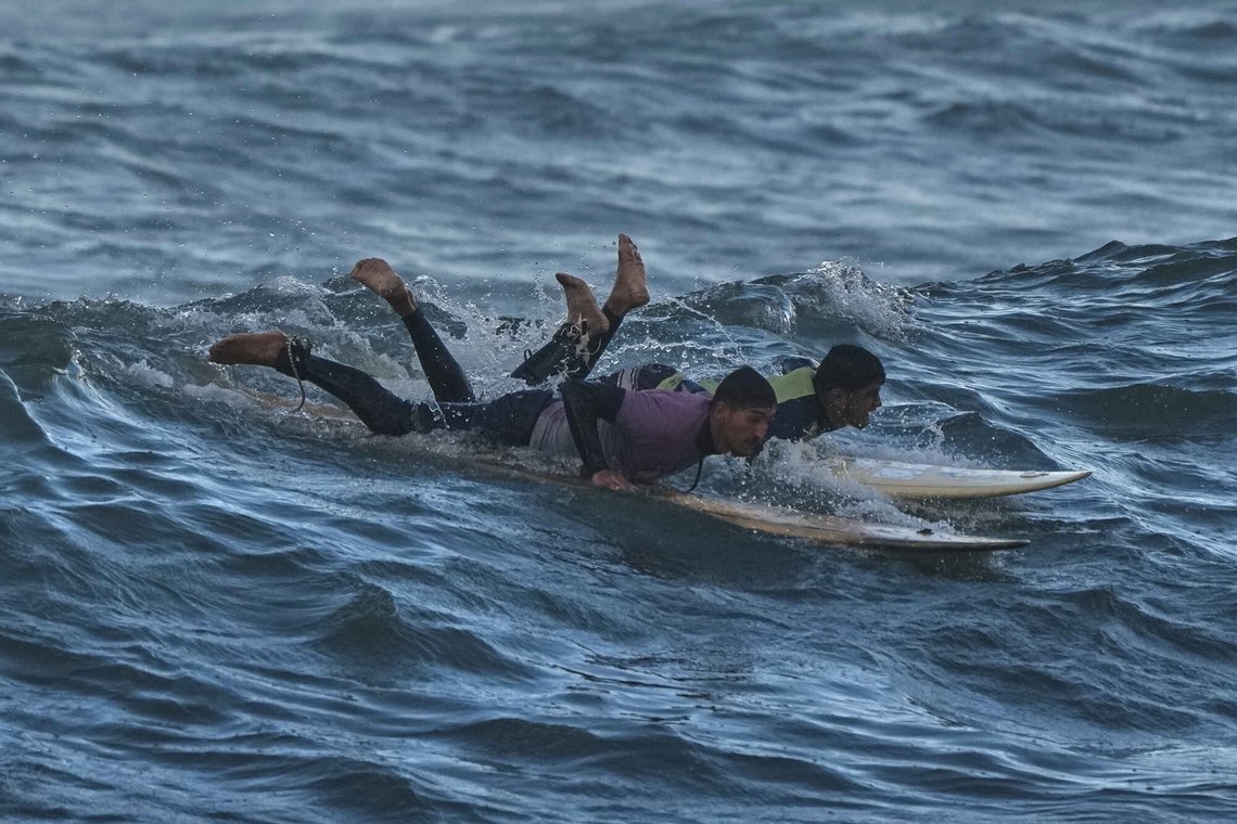 Vi hører at Gaza ser ut som Dresden under annen verdenskrig, men det er åpenbart et sivilt liv som går videre som forteller en annen historie. AP forteller om surfere på Gaza. Dette samsvarer ikke med fortellingen om en befolkning som fryser og sulter ihjel. Palestinian Khalil Abu Jayyab, right, and Tahseen Abu Assi surf on the beach of Gaza City, Sunday, Dec. 28, 2025. (AP Photo/Jehad Alshrafi) Vi hører at Gaza ser ut som Dresden under annen verdenskrig, men det er åpenbart et sivilt liv som går videre som forteller en annen historie. AP forteller om surfere på Gaza. Dette samsvarer ikke med fortellingen om en befolkning som fryser og sulter ihjel. Palestinian Khalil Abu Jayyab, right, and Tahseen Abu Assi surf on the beach of Gaza City, Sunday, Dec. 28, 2025. (AP Photo/Jehad Alshrafi)