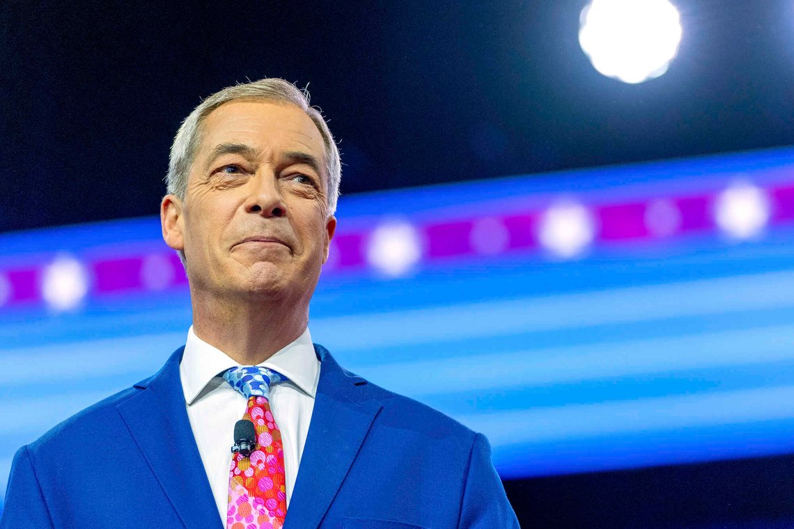 Reform UK-leder Nigel Farage er i godt humør, noe som er forståelig med tanke på den medvinden partiet opplever. Foto: AP / NTB Reform UK-leder Nigel Farage er i godt humør, noe som er forståelig med tanke på den medvinden partiet opplever. Foto: AP / NTB