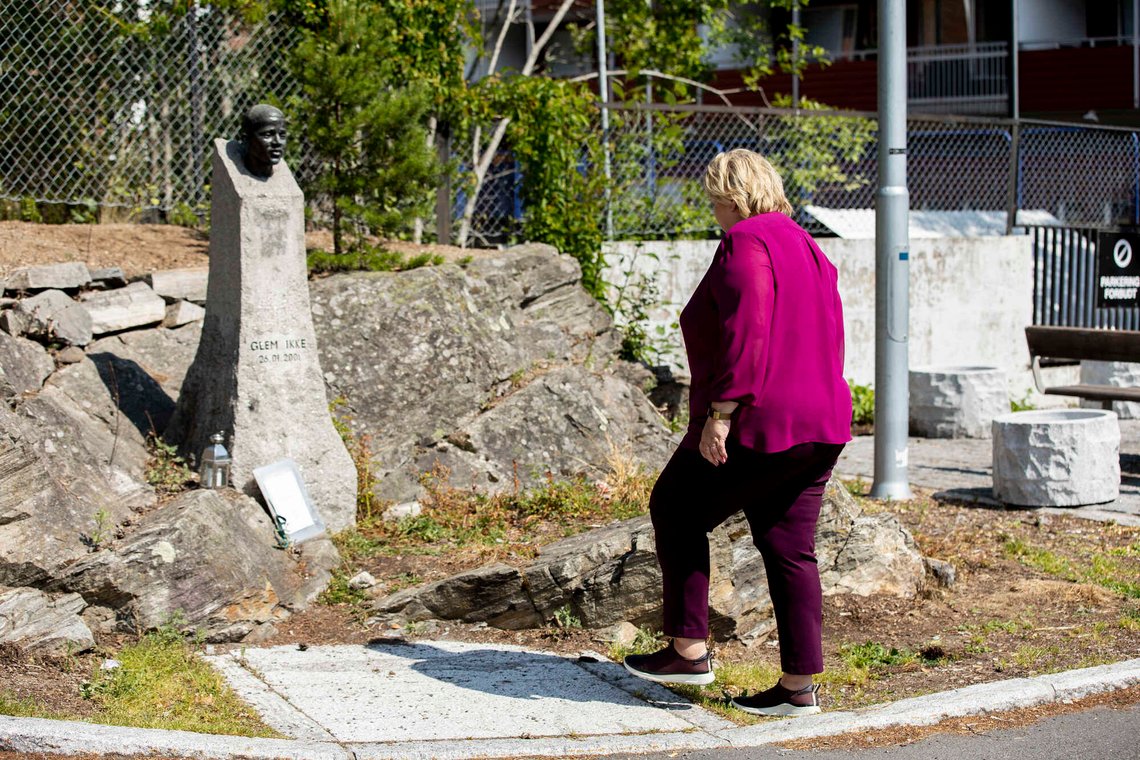 Daværende statsminister Erna Solberg dro opp til Holmlia etter at minnesmerket over Benjamin Hermansen ble tagget ned, to dager før tiårsmarkeringen av 22. juli.
Foto: Beate Oma Dahle / NTB Daværende statsminister Erna Solberg dro opp til Holmlia etter at minnesmerket over Benjamin Hermansen ble tagget ned, to dager før tiårsmarkeringen av 22. juli.
Foto: Beate Oma Dahle / NTB