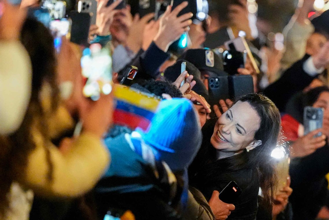 Fredsprisvinner María Corina Machado hoppet over sperringene og hilste på noen hundre fremmøtte som ventet utenfor Grand Hotel i Oslo natt til torsdag. (Foto: Lise Åserud / NTB) Fredsprisvinner María Corina Machado hoppet over sperringene og hilste på noen hundre fremmøtte som ventet utenfor Grand Hotel i Oslo natt til torsdag. (Foto: Lise Åserud / NTB)