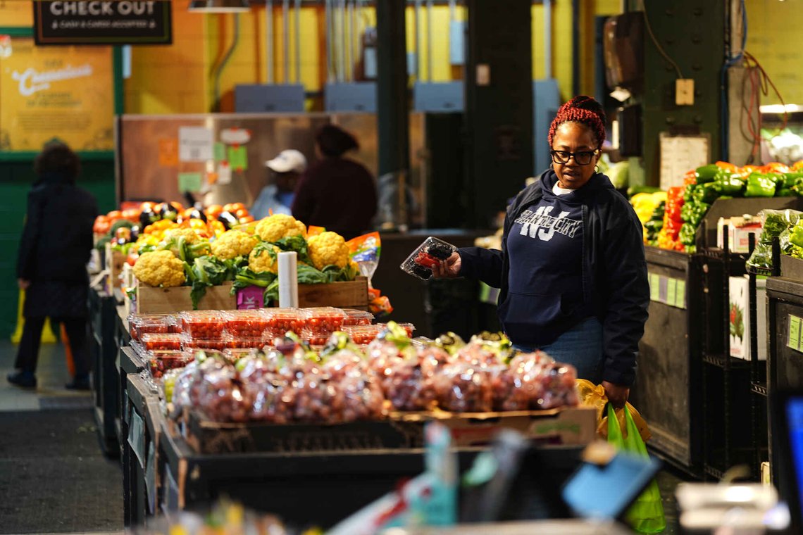 En kunde sjekker prisene ved Reading Terminal Market i Pennsylvania. Foto: Matt Rourke / AP / NTB En kunde sjekker prisene ved Reading Terminal Market i Pennsylvania. Foto: Matt Rourke / AP / NTB
