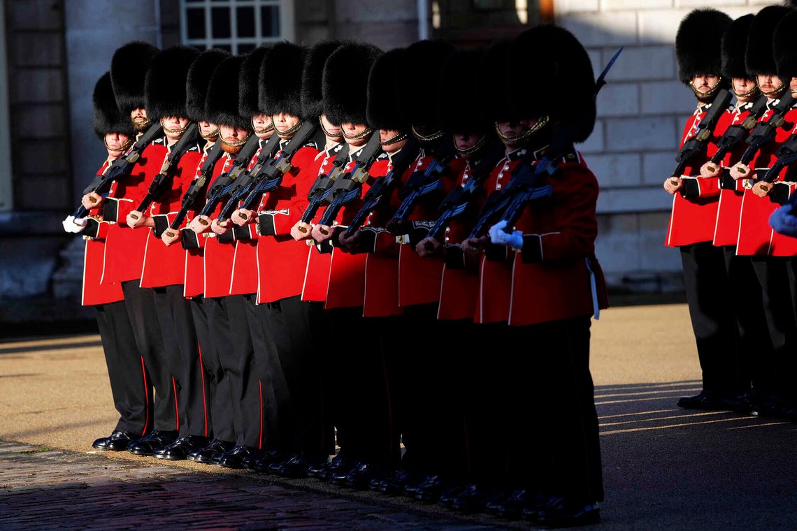«Friåret» vil trolig ikke inneholde muligheter for å bli en av de ikoniske gardistene som vokter Buckingham Palace. Kanskje en parade i Russland er planen? Foto: Kin Cheung / AP / NTB «Friåret» vil trolig ikke inneholde muligheter for å bli en av de ikoniske gardistene som vokter Buckingham Palace. Kanskje en parade i Russland er planen? Foto: Kin Cheung / AP / NTB