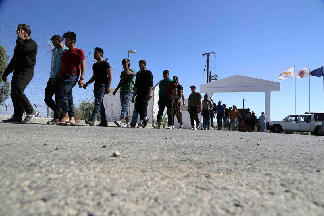Migranter fra Syria på vei til en flyktningleir ved Kokkinotrimithia utenfor Nikosia på Kypros. EU-landenes innenriksministre sa mandag ja til en lovgivning som åpner for asylbehandling utenfor EU. Foto: Petros Karadijas / AP / NTB Migranter fra Syria på vei til en flyktningleir ved Kokkinotrimithia utenfor Nikosia på Kypros. EU-landenes innenriksministre sa mandag ja til en lovgivning som åpner for asylbehandling utenfor EU. Foto: Petros Karadijas / AP / NTB