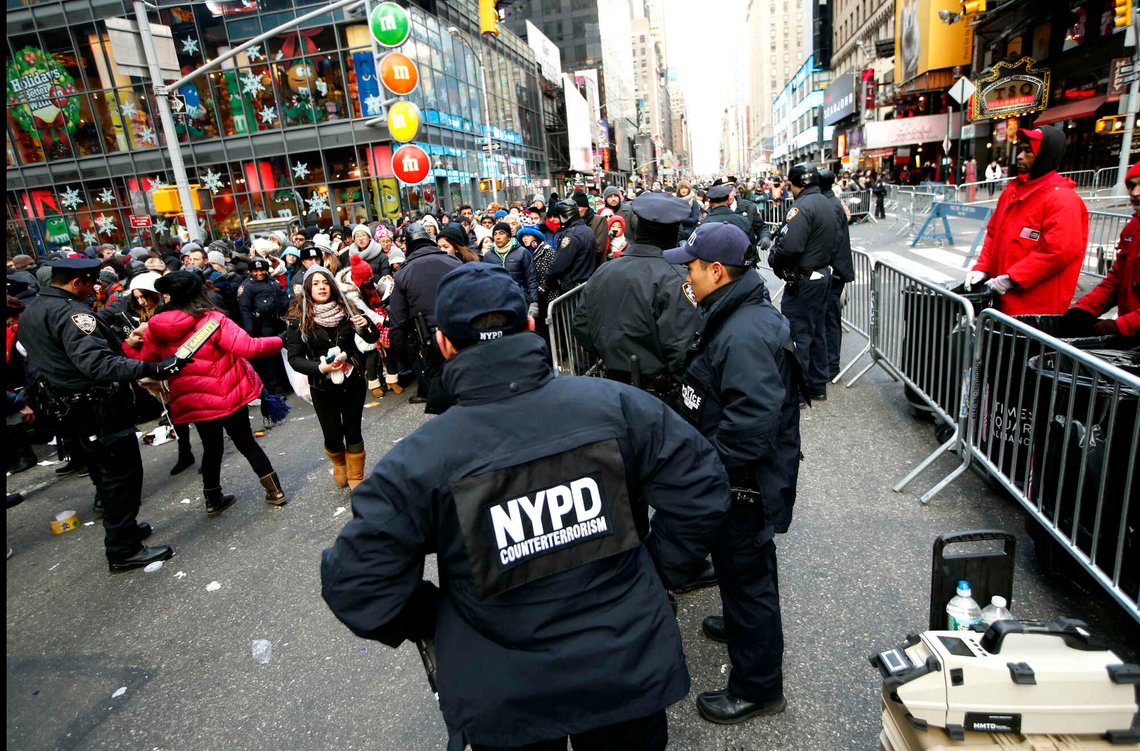 Kontraterror-offiserer fra New York Police Department overvåker Times Square, bevæpnet med utstyr for å oppdage eksplosiver. 31. desember 2014.
(AP Photo/Kathy Willens, arkiv) Kontraterror-offiserer fra New York Police Department overvåker Times Square, bevæpnet med utstyr for å oppdage eksplosiver. 31. desember 2014.
(AP Photo/Kathy Willens, arkiv)
