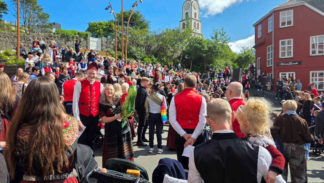 Feiring av olsok i Torshavn på Færøyene 28. juli 2025. Ólavsøka er Færøernes største og mest betydningsfulde festival, og det er todagers folkefest 28. og 29. juli. Festivalen hyller Færøyenes historie, kultur og samfund. Og ærer Sankt Olav (Olav den Hellige), Norges skytshelgen. Færøyene var i flere hundre år en del av Norge. Foto: Bente Haarstad. Feiring av olsok i Torshavn på Færøyene 28. juli 2025. Ólavsøka er Færøernes største og mest betydningsfulde festival, og det er todagers folkefest 28. og 29. juli. Festivalen hyller Færøyenes historie, kultur og samfund. Og ærer Sankt Olav (Olav den Hellige), Norges skytshelgen. Færøyene var i flere hundre år en del av Norge. Foto: Bente Haarstad.
