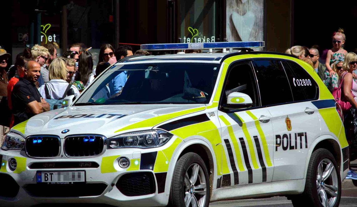Politibil, folkemengde i gate