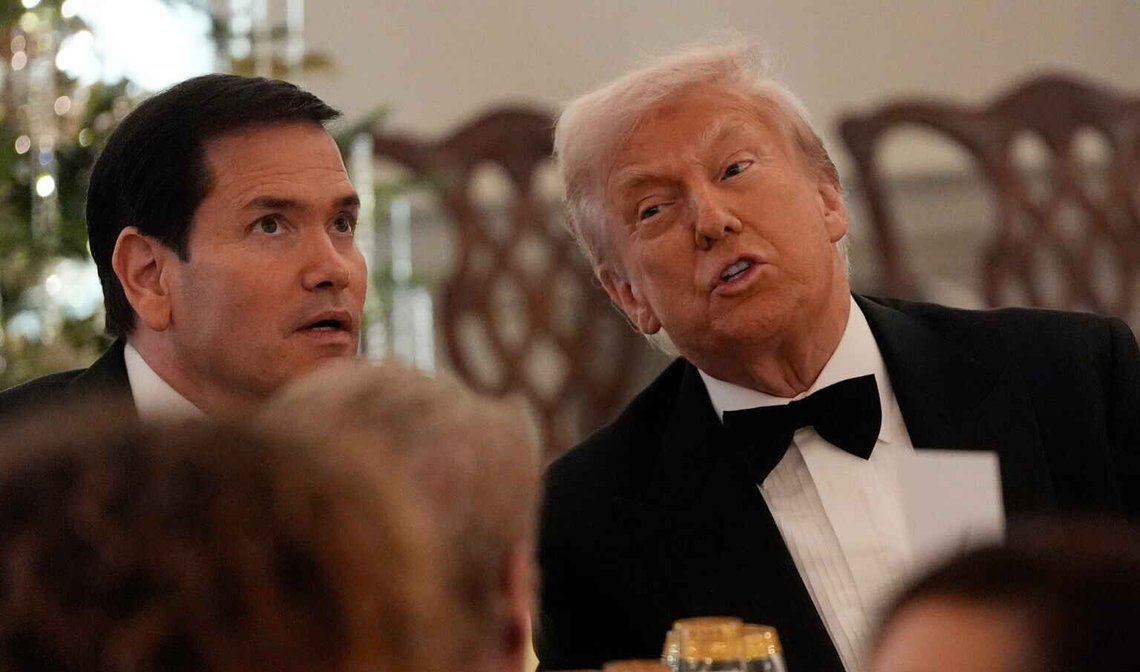 USAs president Donald Trump og utenriksminister Marco Rubio under en mottagelse i utenriksdepartementet i Washington den 6. desember 2025. Foto: Julia Demaree Nikhinson / AP / NTB. USAs president Donald Trump og utenriksminister Marco Rubio under en mottagelse i utenriksdepartementet i Washington den 6. desember 2025. Foto: Julia Demaree Nikhinson / AP / NTB.
