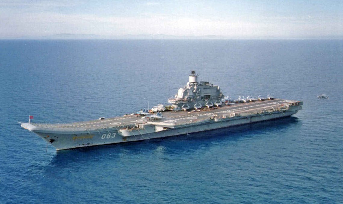 Det russiske hangarskipet «Admiral Kuznetsov», med fullt namn «Flåte-admiral for Sovjetunionen Kuznetsov». Foto: Offentlig eiendom /Wikimedia Det russiske hangarskipet «Admiral Kuznetsov», med fullt namn «Flåte-admiral for Sovjetunionen Kuznetsov». Foto: Offentlig eiendom /Wikimedia