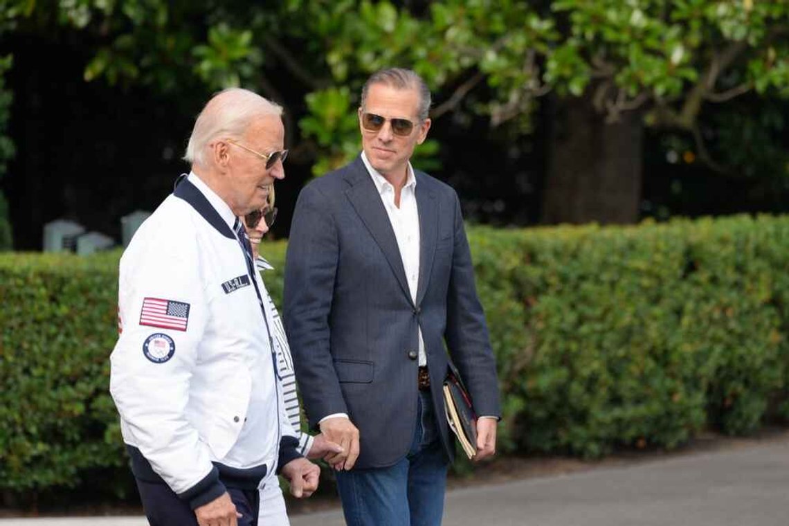Washington DC, USA. 26. juli 2024. President Biden, iført Team USA Olympic-jakke og ledsaget av søsteren Valerie og sønnen Hunter, går om bord i Marine One for å tilbringe helgen på Camp David. Foto: Shutterstock. Washington DC, USA. 26. juli 2024. President Biden, iført Team USA Olympic-jakke og ledsaget av søsteren Valerie og sønnen Hunter, går om bord i Marine One for å tilbringe helgen på Camp David. Foto: Shutterstock.