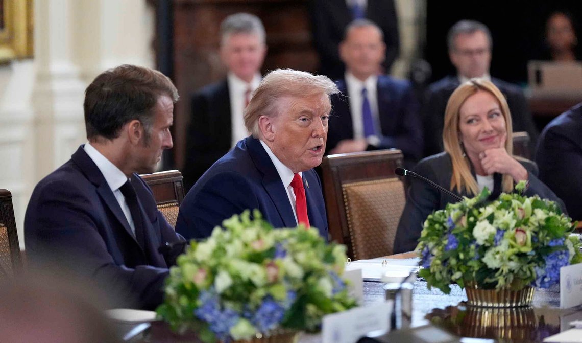 Trump sitter mellom Macron og Meloni – som representerer henholdsvis gloablistene og patriotene blant europeere – i Det hvite hus den 18. august 2025. Det er ingen grunn til å lure på hvem som er mest komfortabel i den amerikanske presidentens selskap. Foto: Alex Brandon / AP / NTB. Trump sitter mellom Macron og Meloni – som representerer henholdsvis gloablistene og patriotene blant europeere – i Det hvite hus den 18. august 2025. Det er ingen grunn til å lure på hvem som er mest komfortabel i den amerikanske presidentens selskap. Foto: Alex Brandon / AP / NTB.