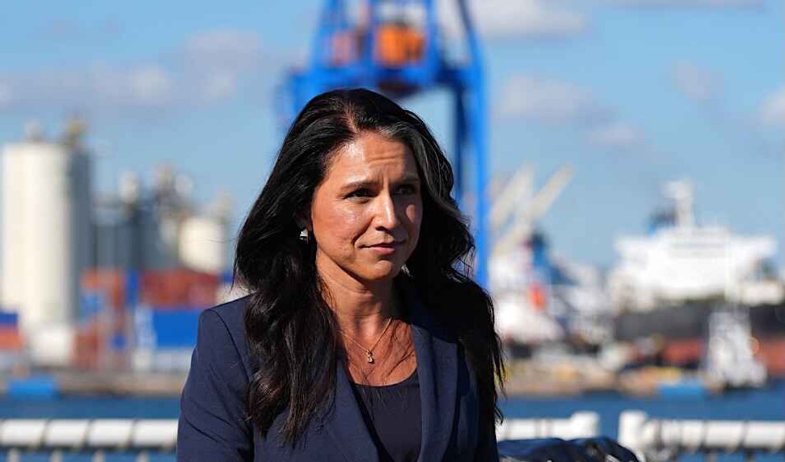 USAs etterretningssjef Tulsi Gabbard ombord på et amerikansk kystvaktskip ved Port Everglades i Fort Lauderdale, Florida, den 19. november 2025. Foto: Rebecca Blackwell / AP / NTB. USAs etterretningssjef Tulsi Gabbard ombord på et amerikansk kystvaktskip ved Port Everglades i Fort Lauderdale, Florida, den 19. november 2025. Foto: Rebecca Blackwell / AP / NTB.