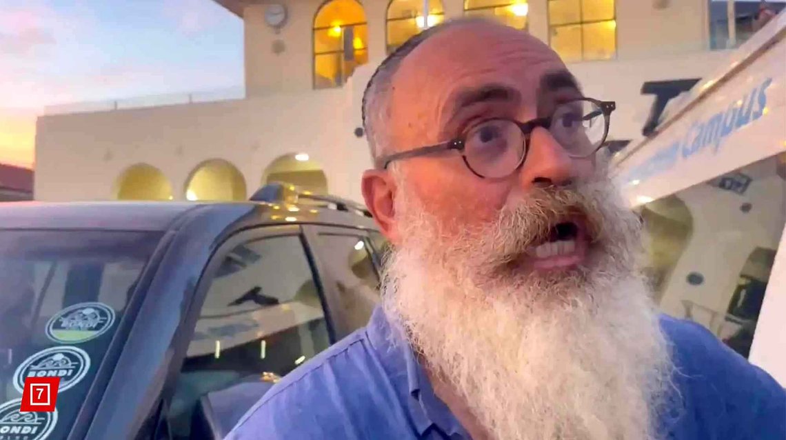 Israeleren Shmulik Scuri var med familien på Bondi Beach da han ble vitne til terrorangrepet. (Stillbilde fra video via 7News) Israeleren Shmulik Scuri var med familien på Bondi Beach da han ble vitne til terrorangrepet. (Stillbilde fra video via 7News)