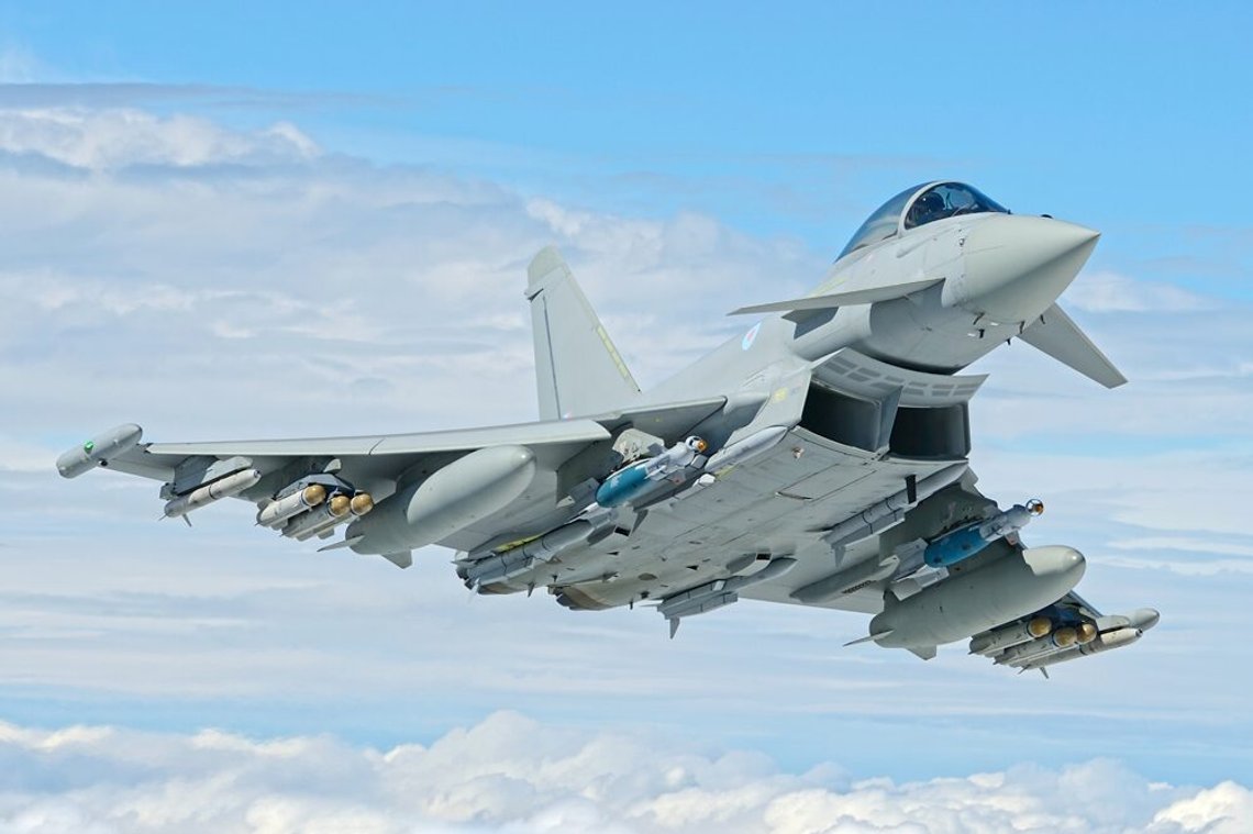 Kamply av typen RAF Typhoon FGR Mk4 deltok i et bombeangrep mot IS lørdag kveld. Også franske kampfly deltok. Foto: Royal Air Force Kamply av typen RAF Typhoon FGR Mk4 deltok i et bombeangrep mot IS lørdag kveld. Også franske kampfly deltok. Foto: Royal Air Force
