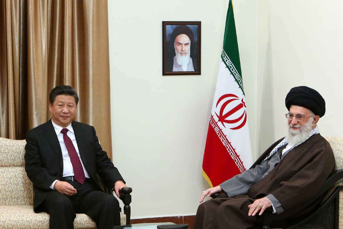 Så veldig glad i hverandre har de kanskje aldri vært. Kinas Xi Jinping og den øverste ansvarlige for den islamske revolusjon og myrderiene i Iran, Ali Hosseini Khamenei. Foto: Khamenei.ir CC BY 4.0 Så veldig glad i hverandre har de kanskje aldri vært. Kinas Xi Jinping og den øverste ansvarlige for den islamske revolusjon og myrderiene i Iran, Ali Hosseini Khamenei. Foto: Khamenei.ir CC BY 4.0