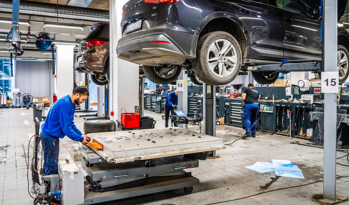 Batteriet på en elbil blir reparert i forbindelse med EU-kontroll ved et bilverksted i Oslo den 12. februar 2024. Foto: Ole Berg-Rusten / NTB. Batteriet på en elbil blir reparert i forbindelse med EU-kontroll ved et bilverksted i Oslo den 12. februar 2024. Foto: Ole Berg-Rusten / NTB.