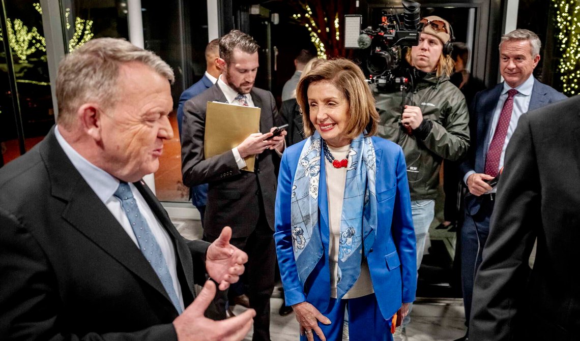 Danmarks utenriksminister Lars Løkke Rasmussen tar imot den Demokratiske kongressrepresentanten Nancy Pelosi i den danske residensen i Washington D.C. den 14. januar 2026. Foto: Mads Claus Rasmussen / Ritzau Scanpix via NTB. Danmarks utenriksminister Lars Løkke Rasmussen tar imot den Demokratiske kongressrepresentanten Nancy Pelosi i den danske residensen i Washington D.C. den 14. januar 2026. Foto: Mads Claus Rasmussen / Ritzau Scanpix via NTB.