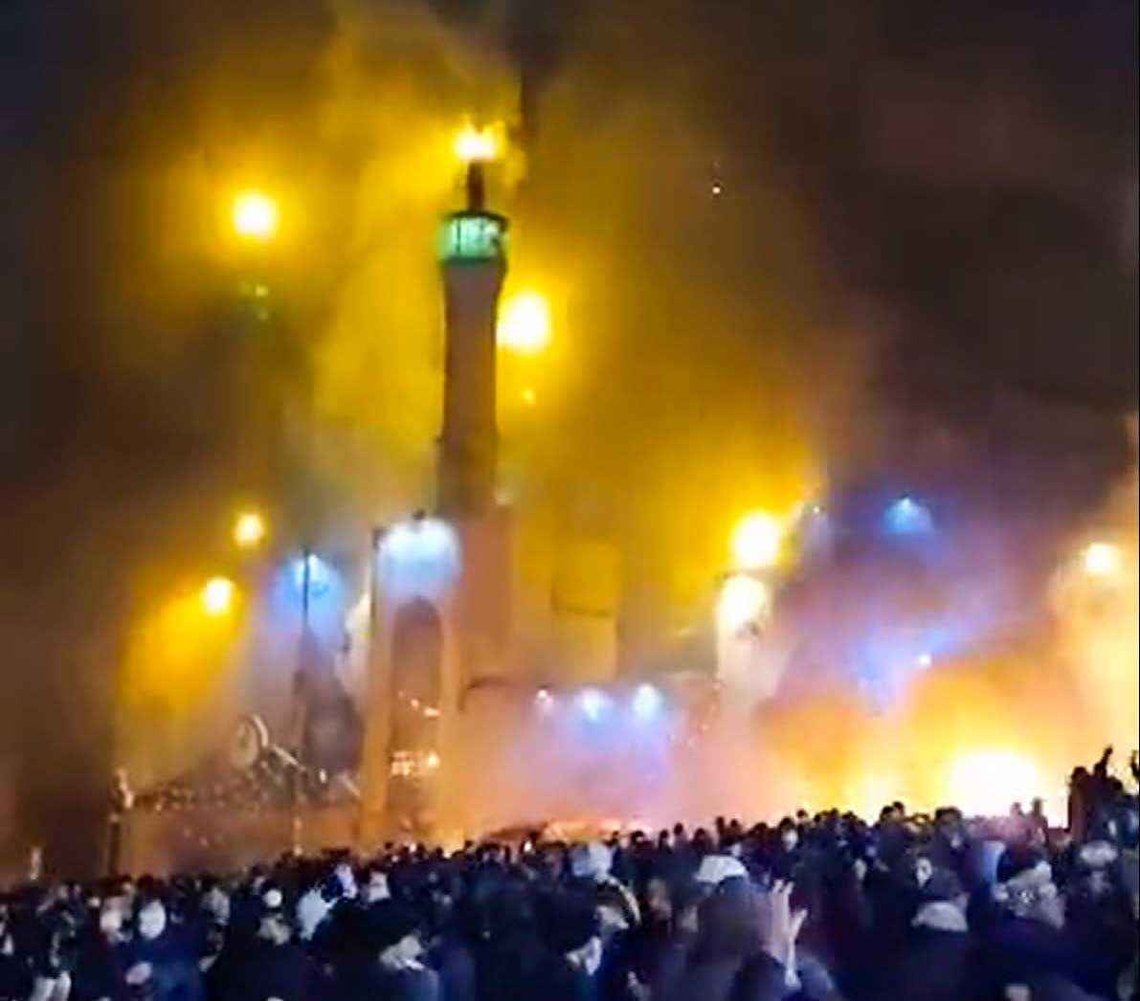 Det rapporteres at minst tyve moskeer brant natt til igår. Videoklipp fra X Det rapporteres at minst tyve moskeer brant natt til igår. Videoklipp fra X