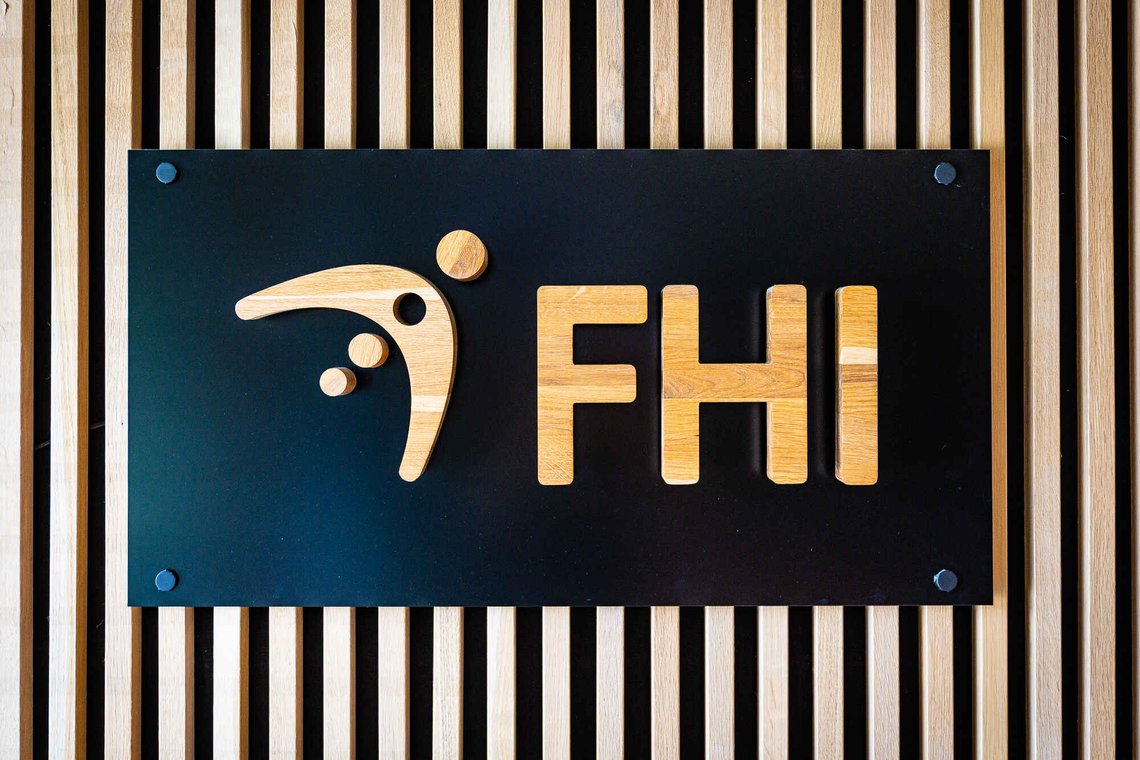 Foto av den nye logoen til Folkehelseinstituttet (FHI). Foto: Jan Langhaug / NTB Foto av den nye logoen til Folkehelseinstituttet (FHI). Foto: Jan Langhaug / NTB