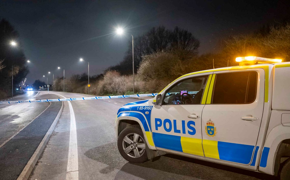 Politiet på plass på Galgbacksvägen i Oxie etter at en mann ble funnet med skuddskader i en bil på Hindby i Malmö. Ifølge Sydsvenskan.se ble en person skutt i en bil. Foto: Johan Nilsson, TT-NTB. Politiet på plass på Galgbacksvägen i Oxie etter at en mann ble funnet med skuddskader i en bil på Hindby i Malmö. Ifølge Sydsvenskan.se ble en person skutt i en bil. Foto: Johan Nilsson, TT-NTB.