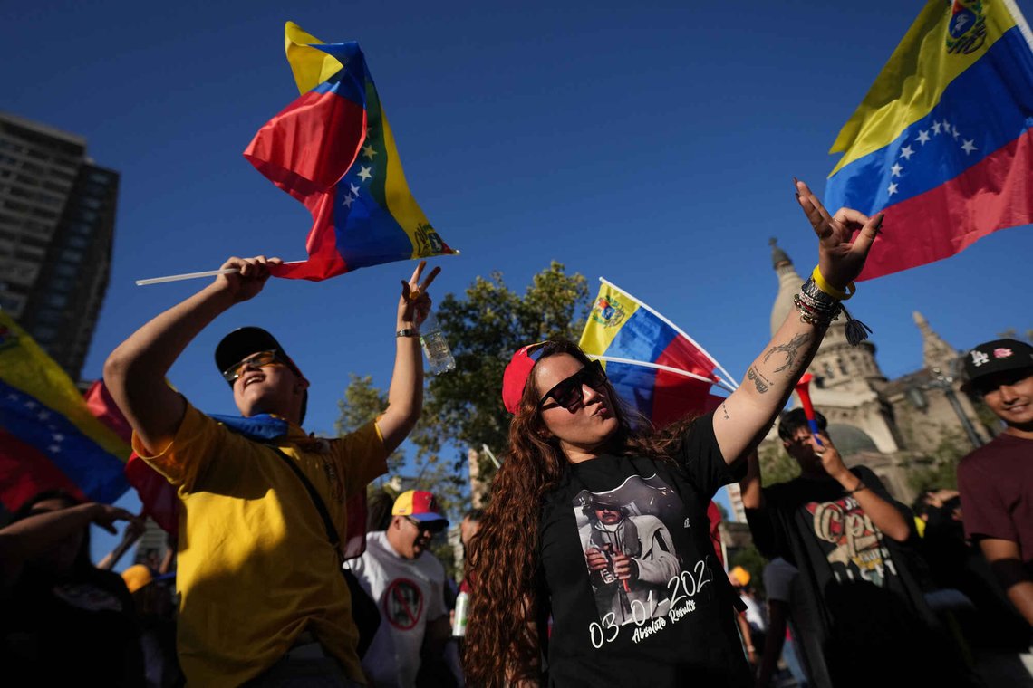 Venezuelanere danser og feirer i gatene i Santiago i Chile etter at amerikanske styrker gikk til aksjon og fanget Venezuelas president lørdag. Foto: Esteban Felix / AP / NTB Venezuelanere danser og feirer i gatene i Santiago i Chile etter at amerikanske styrker gikk til aksjon og fanget Venezuelas president lørdag. Foto: Esteban Felix / AP / NTB