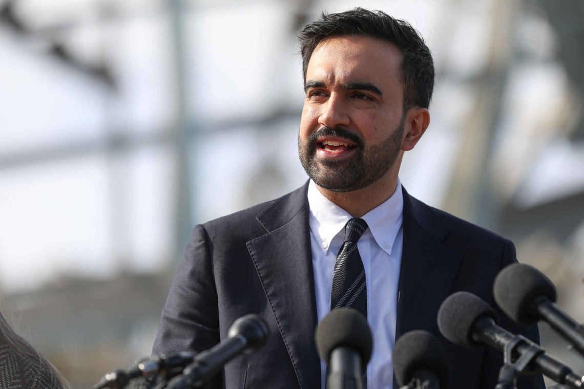 År 2026 starte med et smell da de demokratiske sosialisten Zohran Mamdani ble innsverget som borgermester i storbyen New York. Foto: AP /Heather Khalifa/ NTB År 2026 starte med et smell da de demokratiske sosialisten Zohran Mamdani ble innsverget som borgermester i storbyen New York. Foto: AP /Heather Khalifa/ NTB