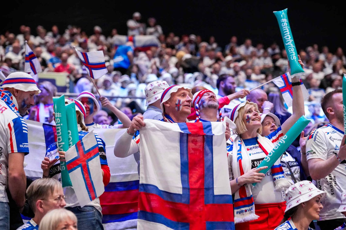 Bærum 20260116.
Supportere fra Færøyene før EM-kampen i håndball mellom Færøyene og Sveits i Unity arena. Opptil 6500 færøyinger har kjøpt billett til Færøyenes gruppespillskamper i håndball-EM på Unity Arena i Bærum. Det er en betydelig andel av landets totale befolkning på oppunder 55.000.
Foto: Cornelius Poppe / NTB Bærum 20260116.
Supportere fra Færøyene før EM-kampen i håndball mellom Færøyene og Sveits i Unity arena. Opptil 6500 færøyinger har kjøpt billett til Færøyenes gruppespillskamper i håndball-EM på Unity Arena i Bærum. Det er en betydelig andel av landets totale befolkning på oppunder 55.000.
Foto: Cornelius Poppe / NTB