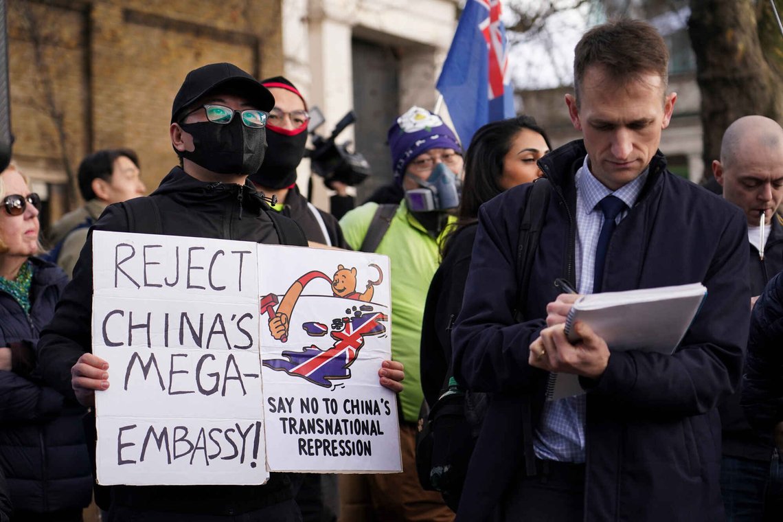 Demonstranter holder plakater og flagg mens de deltar i en protest mot åpningen av den nye kinesiske ambassaden i London, 17. januar 2026. Foto: Alberto Pezzali, AP-NTB. Demonstranter holder plakater og flagg mens de deltar i en protest mot åpningen av den nye kinesiske ambassaden i London, 17. januar 2026. Foto: Alberto Pezzali, AP-NTB.