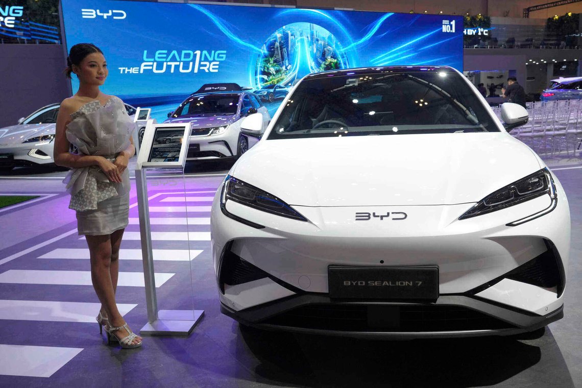 En modell står ved siden av en Sealion 7, et elektrisk kjøretøy fra den kinesiske bilprodusenten BYD, under Gaikindo Indonesia International Auto Show i Tangerang, Indonesia, 23. juli 2025. Foto: Tatan Syuflana, AP-NTB. En modell står ved siden av en Sealion 7, et elektrisk kjøretøy fra den kinesiske bilprodusenten BYD, under Gaikindo Indonesia International Auto Show i Tangerang, Indonesia, 23. juli 2025. Foto: Tatan Syuflana, AP-NTB.