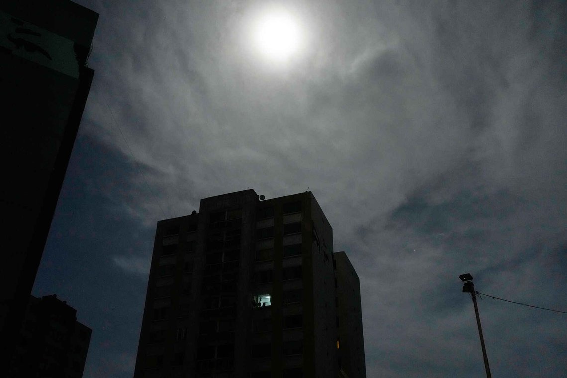 Dette er hovedkvarteret til den vikigste militærbasen i Caracas. Strømmenn ble slått ut av amerikanerne. The moon shines over a residential area near Fort Tiuna, the main military garrison in Caracas, Venezuela, which has no electricity after explosions and low-flying aircraft were heard, Saturday, Jan. 3, 2026. (AP Photo/Matias Delacroix) Dette er hovedkvarteret til den vikigste militærbasen i Caracas. Strømmenn ble slått ut av amerikanerne. The moon shines over a residential area near Fort Tiuna, the main military garrison in Caracas, Venezuela, which has no electricity after explosions and low-flying aircraft were heard, Saturday, Jan. 3, 2026. (AP Photo/Matias Delacroix)