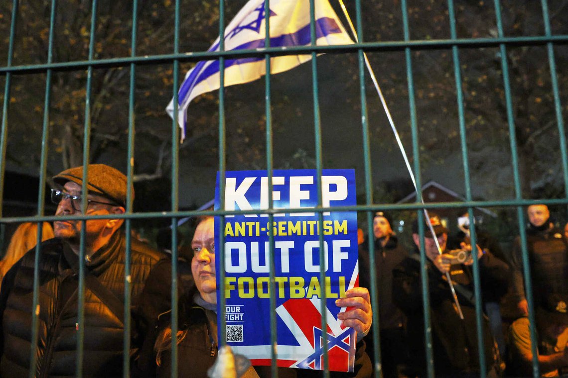 Demonstranter før fotballkampen i Europaligaen mellom Aston Villa og Maccabi Tel Aviv i november ber om at antisemittismen holdes unna fotballen. Foto: AP /Darren Staples/ NTB Demonstranter før fotballkampen i Europaligaen mellom Aston Villa og Maccabi Tel Aviv i november ber om at antisemittismen holdes unna fotballen. Foto: AP /Darren Staples/ NTB