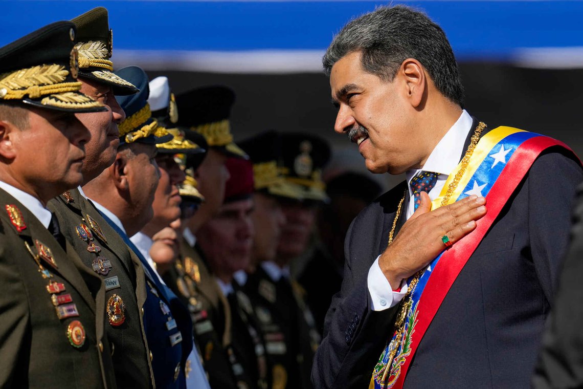 Venezuelas ditator Nicolás Maduro ble bortført og tatt til USA, der han nå stilles for retten. Her fra da han ble tatt i ed til en tredje presidentperiode i januar i fjor, etter et valg han høyst sannsynlig tapte klart. Foto: Ariana Cubillos / AP / NTB Venezuelas ditator Nicolás Maduro ble bortført og tatt til USA, der han nå stilles for retten. Her fra da han ble tatt i ed til en tredje presidentperiode i januar i fjor, etter et valg han høyst sannsynlig tapte klart. Foto: Ariana Cubillos / AP / NTB