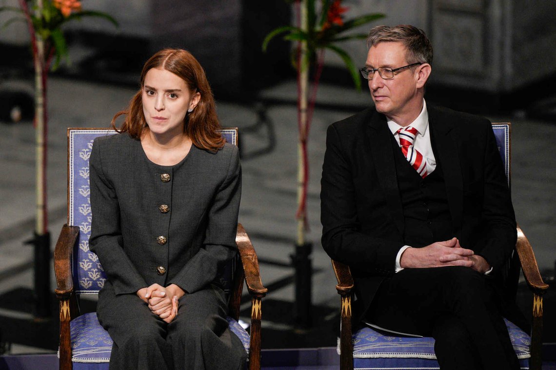 Toje er nestleder i Nobelkomiteen som ga prisen til Maria Cornia Machado. Ikke alle likte det. Hun har hyllet Trump. Når Toje legger seg inn til Trump blir det for mye for den norske meningseliten. Oslo 20251210.
Utdelingen av Nobels fredspris i Oslo rådhus. Nestleder i Nobelkomiteen, Asle Toje, ved siden av Ana Corina Sosa som er datteren til Nobels fredsprismottaker. Hun tar i mot prisen på vegne av sin mor under utdelingen av Nobels fredspris i Oslo rådhus.
Den venezuelanske opposisjonslederen Maria Corina Machado får prisen for sitt arbeid for å sikre demokratiske rettigheter for folket i Venezuela, og for sin kamp for en rettferdig og fredelig overgang fra diktatur til folkestyre. På grunn av omstendighetene i hjemlandet Venezuela kunne ikke Nobels fredsprismottaker delta på utdelingen i Norge.
Foto: Stian Lysberg Solum / NTB Toje er nestleder i Nobelkomiteen som ga prisen til Maria Cornia Machado. Ikke alle likte det. Hun har hyllet Trump. Når Toje legger seg inn til Trump blir det for mye for den norske meningseliten. Oslo 20251210.
Utdelingen av Nobels fredspris i Oslo rådhus. Nestleder i Nobelkomiteen, Asle Toje, ved siden av Ana Corina Sosa som er datteren til Nobels fredsprismottaker. Hun tar i mot prisen på vegne av sin mor under utdelingen av Nobels fredspris i Oslo rådhus.
Den venezuelanske opposisjonslederen Maria Corina Machado får prisen for sitt arbeid for å sikre demokratiske rettigheter for folket i Venezuela, og for sin kamp for en rettferdig og fredelig overgang fra diktatur til folkestyre. På grunn av omstendighetene i hjemlandet Venezuela kunne ikke Nobels fredsprismottaker delta på utdelingen i Norge.
Foto: Stian Lysberg Solum / NTB