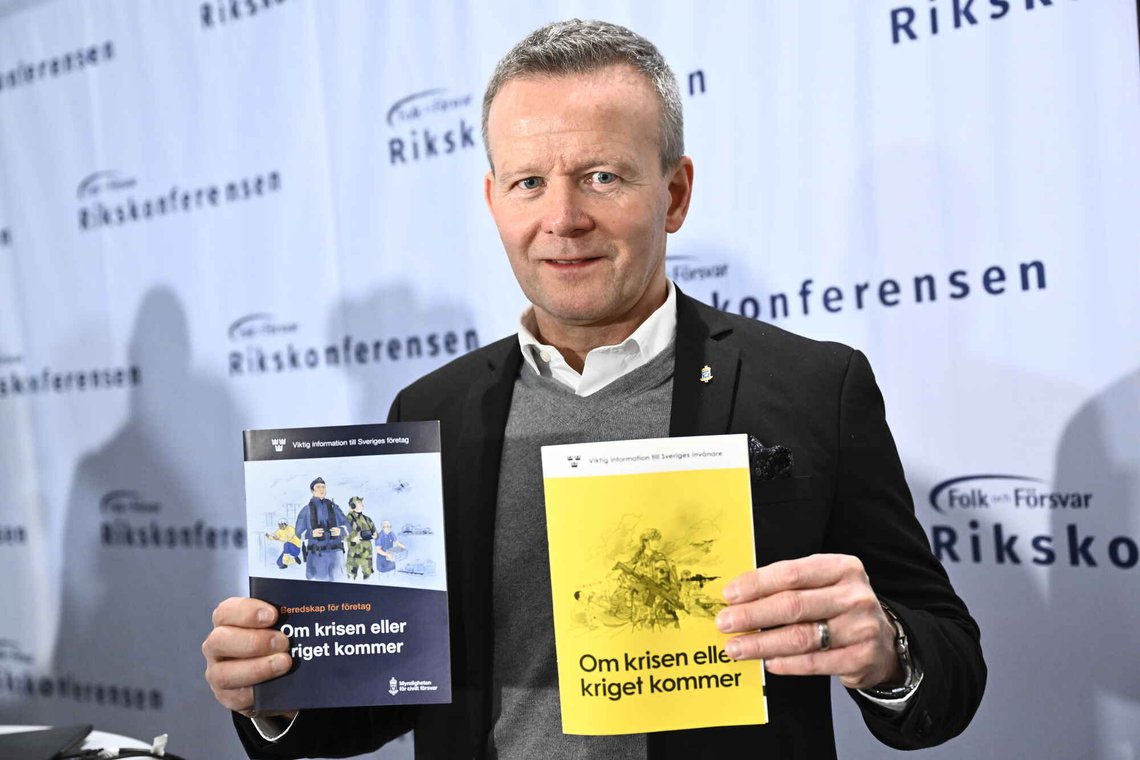 Mikael Frisell, generaldirektør for Myndigheten för civilt försvar, holder opp den nye brosjyren til bedrifter og organisasjoner «Om krisen eller krigen kommer». Til høyre holder han brosjyren som er sendt til privatpersoner. Den ble presentert under den nasjonale konferansen Folk och Försvar på Högfjällshotellet i Sälen. Foto: Henrik Montgomery, TT-NTB. Mikael Frisell, generaldirektør for Myndigheten för civilt försvar, holder opp den nye brosjyren til bedrifter og organisasjoner «Om krisen eller krigen kommer». Til høyre holder han brosjyren som er sendt til privatpersoner. Den ble presentert under den nasjonale konferansen Folk och Försvar på Högfjällshotellet i Sälen. Foto: Henrik Montgomery, TT-NTB.