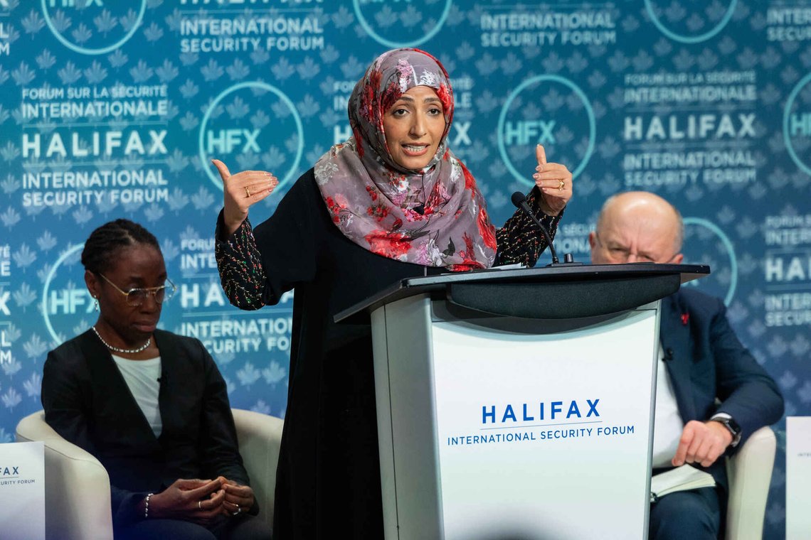 Dette er det farvann EUs forsvarskommissær Andrius Kubilius beveger seg i, her såvidt synlig til høyre. Under konferansen i Toronto deltar vinner av Nobels fredspris Tawakkol Karman. Vi kan ikke huske det var noe oppstyr under denne tildelingen. EU vil ha vanskelig for å skille venn fra fiende. Tawakkol Karman, a Nobel Peace Prize laureate and founder of Women Without Chains, speaks at the Halifax International Security Forum, Saturday, Nov. 22, 2025. (Kelly Clark/The Canadian Press via AP) Dette er det farvann EUs forsvarskommissær Andrius Kubilius beveger seg i, her såvidt synlig til høyre. Under konferansen i Toronto deltar vinner av Nobels fredspris Tawakkol Karman. Vi kan ikke huske det var noe oppstyr under denne tildelingen. EU vil ha vanskelig for å skille venn fra fiende. Tawakkol Karman, a Nobel Peace Prize laureate and founder of Women Without Chains, speaks at the Halifax International Security Forum, Saturday, Nov. 22, 2025. (Kelly Clark/The Canadian Press via AP)