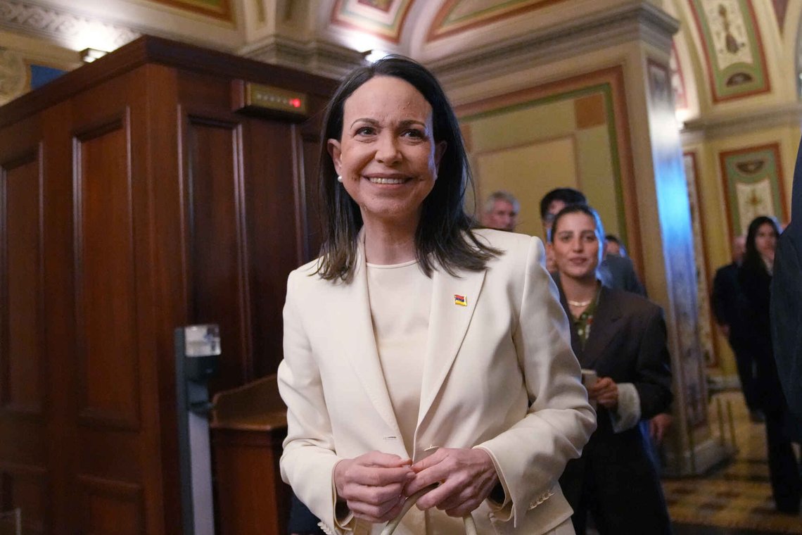 María Corina Machado fikk fredspris-medaljen for sin innsats for demokrati i Venezuela. Nå skal hun ga gitt den videre til USAs president Donald Trump. Foto: Allison Robbert / AP / NTB María Corina Machado fikk fredspris-medaljen for sin innsats for demokrati i Venezuela. Nå skal hun ga gitt den videre til USAs president Donald Trump. Foto: Allison Robbert / AP / NTB