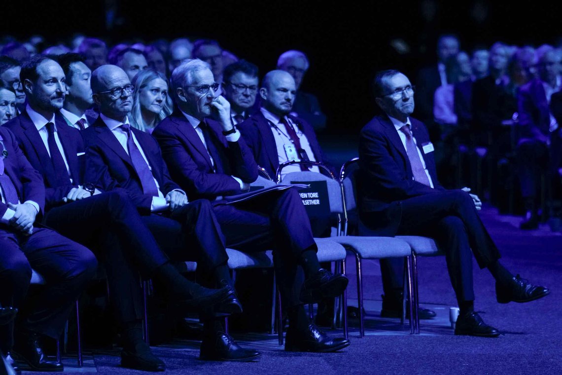 Lillestrøm 20260107.
Kronprins Haakon, daglig leder i NHO Ole Erik Almlid, statsminister Jonas Gahr Støre og utenriksminister Espen Barth Eide under årskonferansen til NHO på Nova Spektrum i Lillestrøm onsdag.
Foto: Heiko Junge / NTB Lillestrøm 20260107.
Kronprins Haakon, daglig leder i NHO Ole Erik Almlid, statsminister Jonas Gahr Støre og utenriksminister Espen Barth Eide under årskonferansen til NHO på Nova Spektrum i Lillestrøm onsdag.
Foto: Heiko Junge / NTB