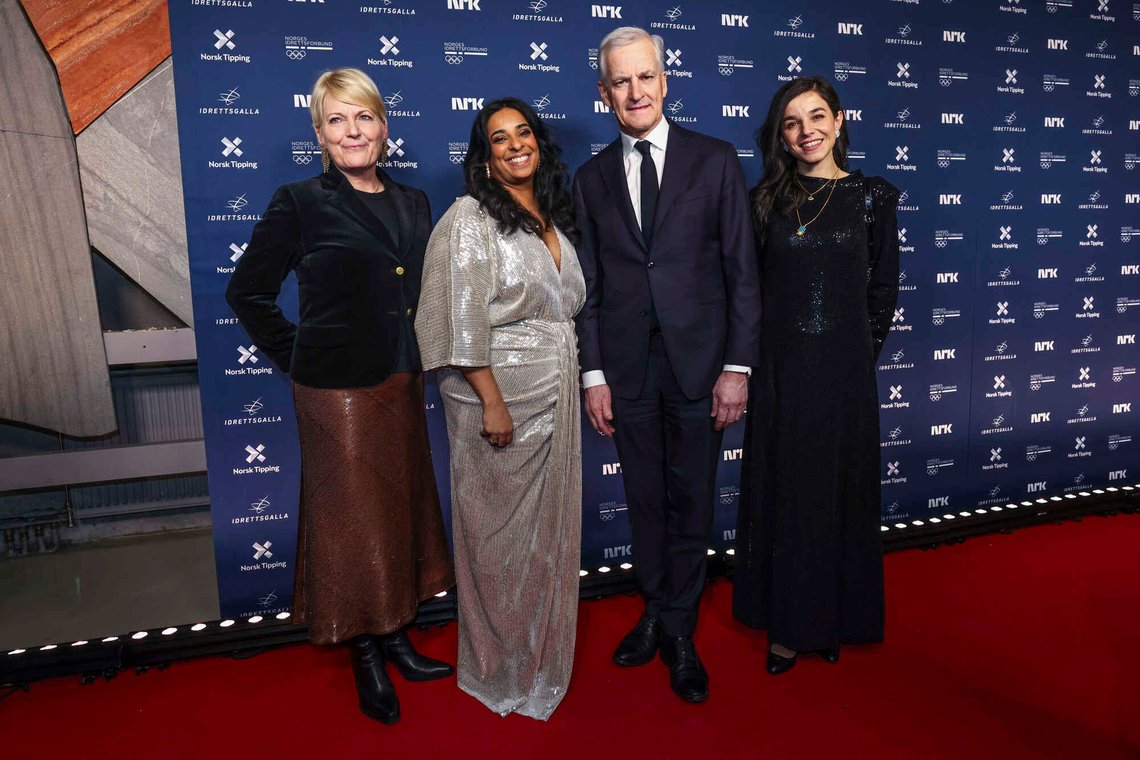 Hamar 20260110.
Kringkastingssjef Vibeke Fürst Haugen, kultur- og likestillingsminister Lubna Jaffery (Ap), statsminister Jonas Gahr Støre (Ap) og idrettspresident Zaineb Al-Samarai på rød løper før Idrettsgallaen i Hamar OL-amfi lørdag kveld.
Foto: Geir Olsen / NTB Hamar 20260110.
Kringkastingssjef Vibeke Fürst Haugen, kultur- og likestillingsminister Lubna Jaffery (Ap), statsminister Jonas Gahr Støre (Ap) og idrettspresident Zaineb Al-Samarai på rød løper før Idrettsgallaen i Hamar OL-amfi lørdag kveld.
Foto: Geir Olsen / NTB