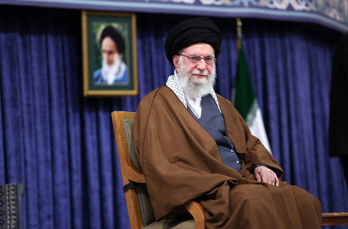 Irans leder Ayatollah Ali Khamenei bryr segikke om advarslene fra Donald Trump, og har latt sine sikkerhetsstyrker skyte på demonstranter. Foto:O ffice of the Iranian Supreme Leader via AP/NTB Irans leder Ayatollah Ali Khamenei bryr segikke om advarslene fra Donald Trump, og har latt sine sikkerhetsstyrker skyte på demonstranter. Foto:O ffice of the Iranian Supreme Leader via AP/NTB