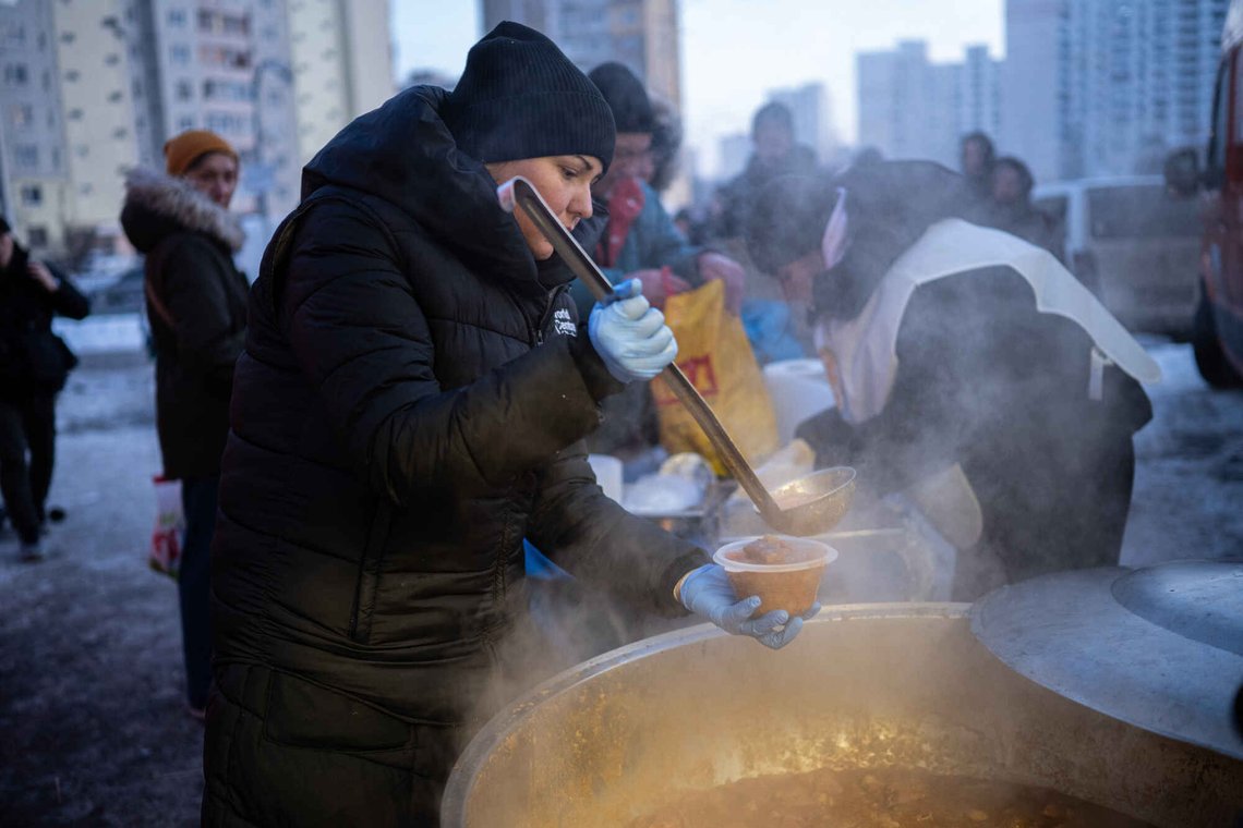 En frivillig serverer gratis varm mat til innbyggerne i Kiev under et strømbrudd forårsaket av Russlands regelmessige luftangrep på landets energisystem. Bildet er tatt onsdag 21. januar 2026. Foto: AP /Danylo Antoniuk/ NTB En frivillig serverer gratis varm mat til innbyggerne i Kiev under et strømbrudd forårsaket av Russlands regelmessige luftangrep på landets energisystem. Bildet er tatt onsdag 21. januar 2026. Foto: AP /Danylo Antoniuk/ NTB