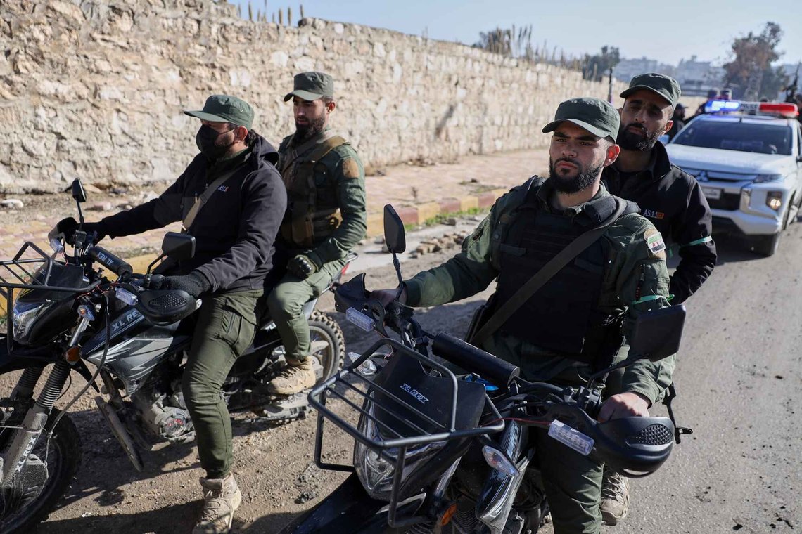 Disse soldatene kunne like gjerne være Basji-milits fra Iran. De har samme utseende. A A Syrian military police convoy gathers in the Sheikh Maqsoud neighborhood amid clashes between government forces and Kurdish fighters in the northern city of Aleppo, Syria, Saturday, Jan. 10, 2026. (AP Photo/Omar Albam) Disse soldatene kunne like gjerne være Basji-milits fra Iran. De har samme utseende. A A Syrian military police convoy gathers in the Sheikh Maqsoud neighborhood amid clashes between government forces and Kurdish fighters in the northern city of Aleppo, Syria, Saturday, Jan. 10, 2026. (AP Photo/Omar Albam)