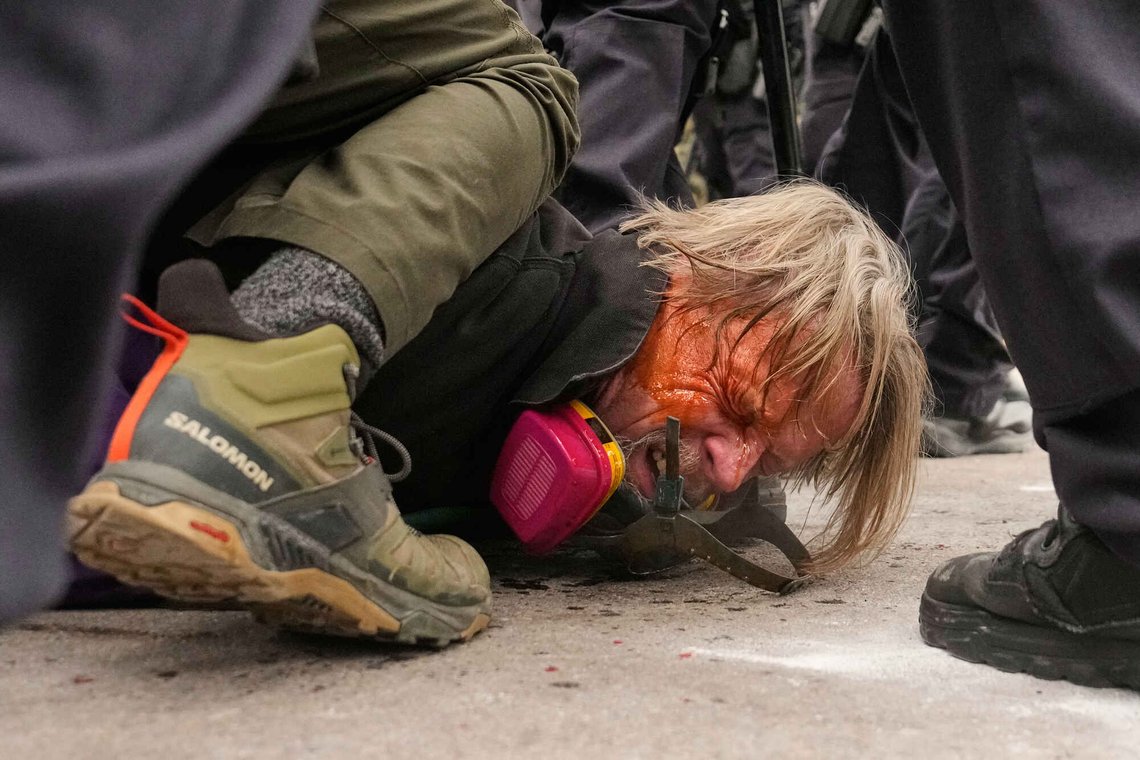 AP publiserer bare bilder som viser ICE-agenter som truende. De viser ikke aksjonistene som angriper ICE. Hvis de viser demonstrantene er det som ofre. Dette er bildene også norske medier bruker. Men de dramatiske filmene er gjort av selvstendige journalister. Når man ser dem forstår man at AP lyver. A man is pushed to the ground as federal immigration officers confront protesters outside Bishop Henry Whipple Federal Building, Thursday, Jan. 15, 2026, in Minneapolis. (AP Photo/John Locher) AP publiserer bare bilder som viser ICE-agenter som truende. De viser ikke aksjonistene som angriper ICE. Hvis de viser demonstrantene er det som ofre. Dette er bildene også norske medier bruker. Men de dramatiske filmene er gjort av selvstendige journalister. Når man ser dem forstår man at AP lyver. A man is pushed to the ground as federal immigration officers confront protesters outside Bishop Henry Whipple Federal Building, Thursday, Jan. 15, 2026, in Minneapolis. (AP Photo/John Locher)