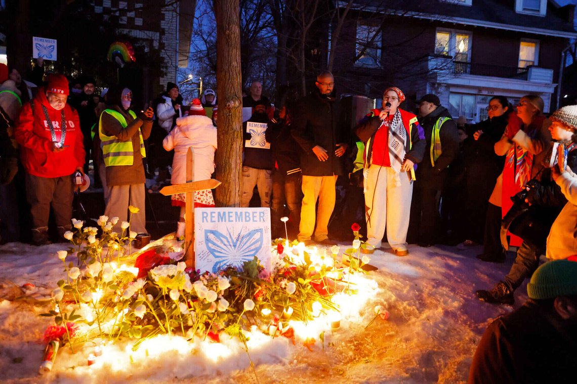 Folk tenner lys på åstedet for drapet på en 37 år gammel kvinne i Minneapolis etter å ha forsøkt å kjøre på en politibetjent. Foto: Bruce Kluckhohn / AP / NTB Folk tenner lys på åstedet for drapet på en 37 år gammel kvinne i Minneapolis etter å ha forsøkt å kjøre på en politibetjent. Foto: Bruce Kluckhohn / AP / NTB